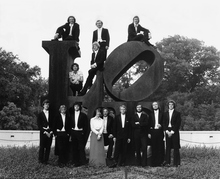 Kölner Kammerorchester 1974 auf einer Skulptur von Robert Indiana vor dem Indianapolis Museum of Art.